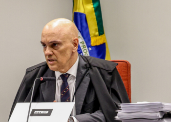 Alexandre de Moraes autoriza notificação por edital de Eduardo Bolsonaro após recusa em receber denúncia da PGR. Parlamentar e Paulo Figueiredo são acusados de coação no curso do processo.