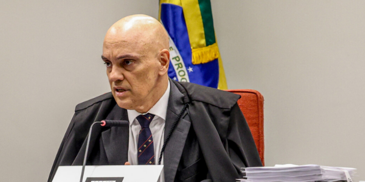 Alexandre de Moraes autoriza notificação por edital de Eduardo Bolsonaro após recusa em receber denúncia da PGR. Parlamentar e Paulo Figueiredo são acusados de coação no curso do processo.