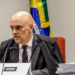 Alexandre de Moraes autoriza notificação por edital de Eduardo Bolsonaro após recusa em receber denúncia da PGR. Parlamentar e Paulo Figueiredo são acusados de coação no curso do processo.