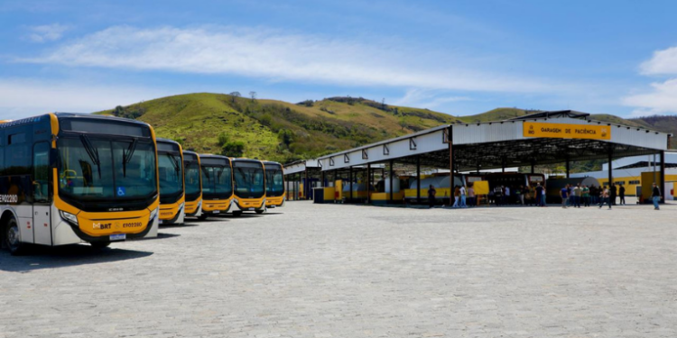 Rio inaugura nova garagem do BRT em Paciência. Com capacidade para 307 ônibus, estrutura atenderá o corredor Transoeste e melhora operação do sistema.