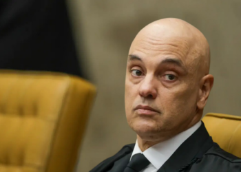 Alexandre de Moraes determina que escolta de Jair Bolsonaro seja feita pela Polícia Federal ou Polícia Penal do DF, excluindo agentes do GSI. Medida busca evitar falhas ocorridas em deslocamento hospitalar.
