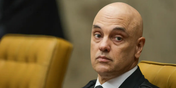 Alexandre de Moraes determina que escolta de Jair Bolsonaro seja feita pela Polícia Federal ou Polícia Penal do DF, excluindo agentes do GSI. Medida busca evitar falhas ocorridas em deslocamento hospitalar.