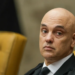 Alexandre de Moraes determina que escolta de Jair Bolsonaro seja feita pela Polícia Federal ou Polícia Penal do DF, excluindo agentes do GSI. Medida busca evitar falhas ocorridas em deslocamento hospitalar.