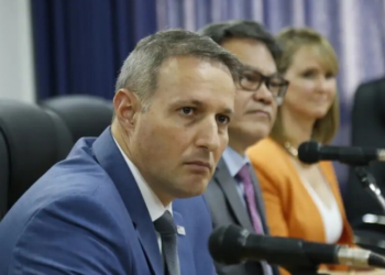 Suspeitos de envolvimento no assassinato do ex-delegado Ruy Ferraz Fontes são identificados em SP. Investigação aponta vínculo com o PCC. Ambos estão foragidos, e prisão temporária foi pedida.