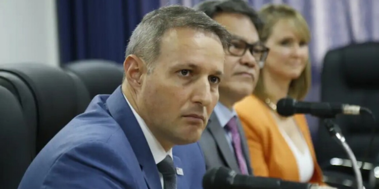Suspeitos de envolvimento no assassinato do ex-delegado Ruy Ferraz Fontes são identificados em SP. Investigação aponta vínculo com o PCC. Ambos estão foragidos, e prisão temporária foi pedida.