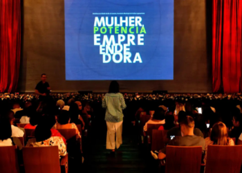 Após perder o filho por negligência médica, Evelin Nascimento cria projeto MUFI para acolher famílias e se forma como empreendedora. Iniciativa no Rio capacitou 260 mulheres em gastronomia, moda e beleza.