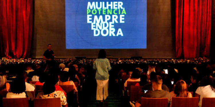 Após perder o filho por negligência médica, Evelin Nascimento cria projeto MUFI para acolher famílias e se forma como empreendedora. Iniciativa no Rio capacitou 260 mulheres em gastronomia, moda e beleza.