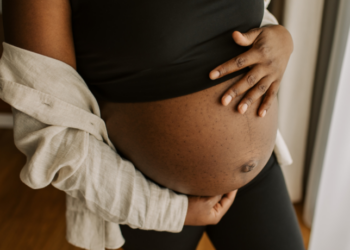 Fiocruz Bahia inicia estudo com medicamento contra HIV para prevenir transmissão do HTLV-1 de mãe para filho. Pesquisa pode gerar novo protocolo mundial e ajudar o Brasil a cumprir metas da OPAS até 2030.