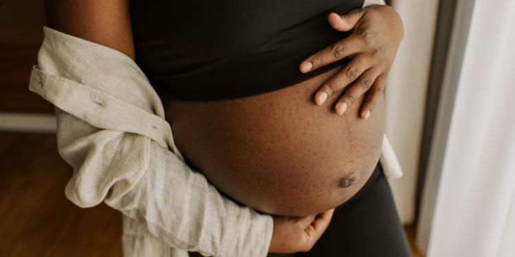 Fiocruz Bahia inicia estudo com medicamento contra HIV para prevenir transmissão do HTLV-1 de mãe para filho. Pesquisa pode gerar novo protocolo mundial e ajudar o Brasil a cumprir metas da OPAS até 2030.