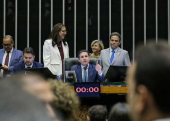 PEC da Blindagem pode ampliar impunidade e dificultar investigações sobre emendas parlamentares. Especialistas alertam para retrocessos no combate à corrupção e enfraquecimento da transparência pública.