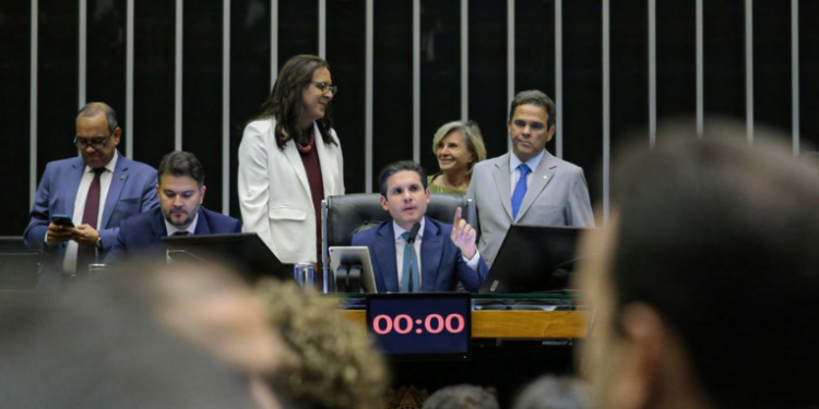 PEC da Blindagem pode ampliar impunidade e dificultar investigações sobre emendas parlamentares. Especialistas alertam para retrocessos no combate à corrupção e enfraquecimento da transparência pública.