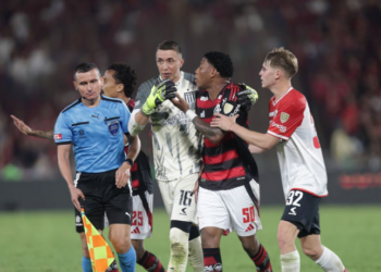 Conmebol anula segundo cartão amarelo de Gonzalo Plata e libera atacante do Flamengo para o jogo de volta contra o Estudiantes pela Libertadores. Entidade reconhece erro da arbitragem.