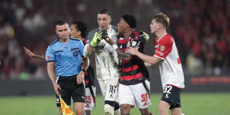 Conmebol anula segundo cartão amarelo de Gonzalo Plata e libera atacante do Flamengo para o jogo de volta contra o Estudiantes pela Libertadores. Entidade reconhece erro da arbitragem.