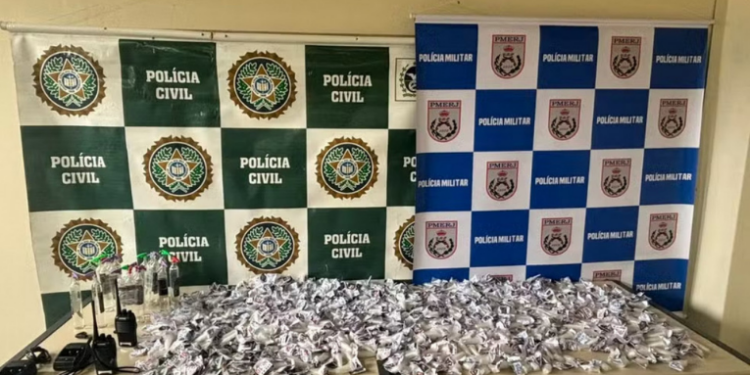 Ministério Público e Polícia Civil realizam operação em Rio das Flores, prendem líderes do Comando Vermelho e apreendem centenas de invólucros de drogas. Ação reforça a segurança local às vésperas da exposição municipal.