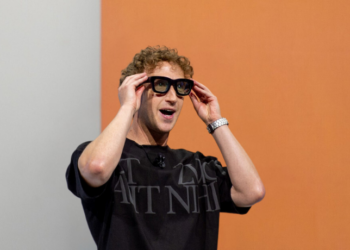 Zuckerberg passa por saia-justa durante lançamento dos óculos Meta Ray-Ban com IA. Apresentação ao vivo teve falhas, respostas erradas e piadas sobre o wi-fi.