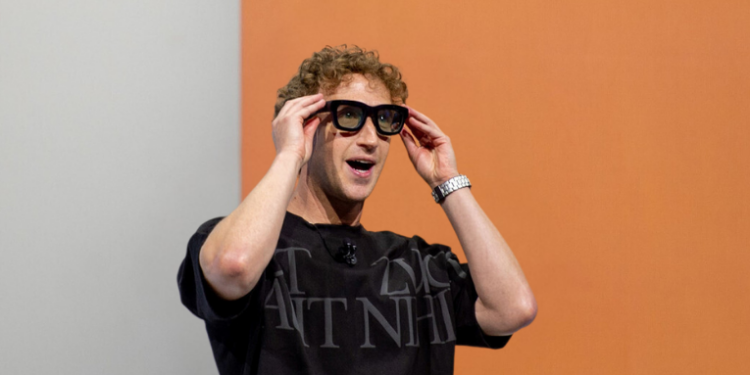 Zuckerberg passa por saia-justa durante lançamento dos óculos Meta Ray-Ban com IA. Apresentação ao vivo teve falhas, respostas erradas e piadas sobre o wi-fi.