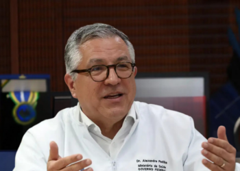 Ministro Alexandre Padilha celebra os 35 anos do SUS e destaca avanços no atendimento gratuito, como vacinas, transplantes e ações para reduzir filas por especialistas.
