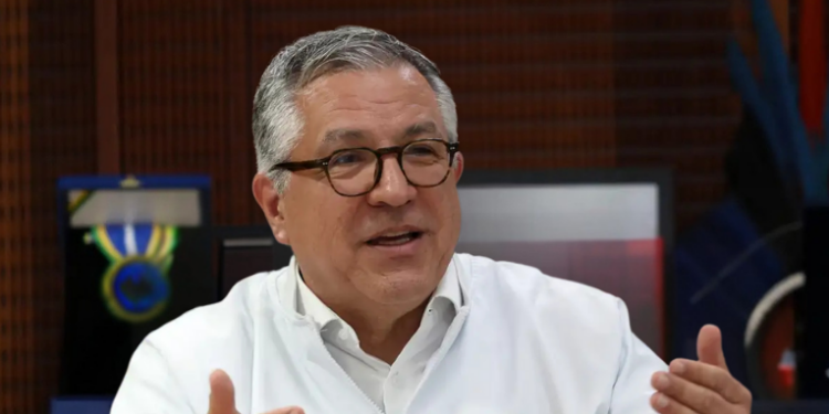 Ministro Alexandre Padilha celebra os 35 anos do SUS e destaca avanços no atendimento gratuito, como vacinas, transplantes e ações para reduzir filas por especialistas.