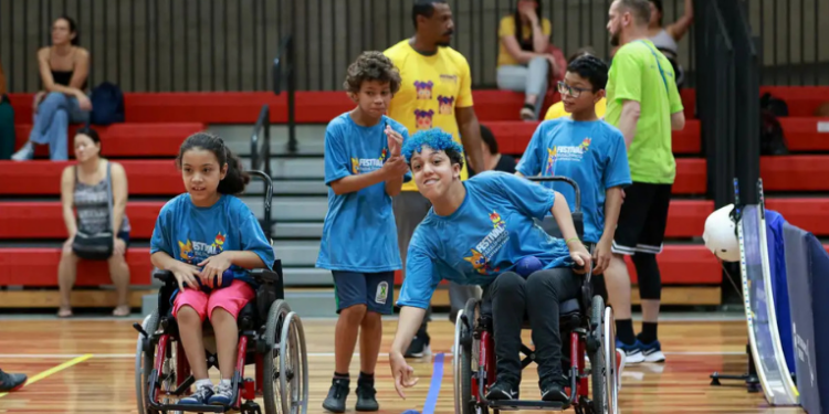 Festival Paralímpico 2025 reúne jovens entre 7 e 23 anos para vivência em esportes adaptados em 105 cidades do Brasil. Inscrições gratuitas seguem abertas em SP.