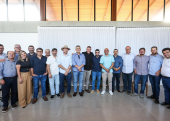 Rodrigo Bacellar, presidente da Alerj, se reuniu em Paraíba do Sul com 11 prefeitos e três vice-prefeitos, reafirmando compromisso com o desenvolvimento do interior do Rio de Janeiro.