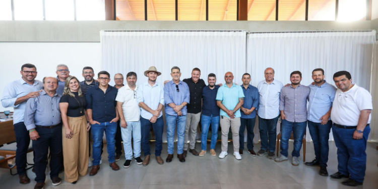 Rodrigo Bacellar, presidente da Alerj, se reuniu em Paraíba do Sul com 11 prefeitos e três vice-prefeitos, reafirmando compromisso com o desenvolvimento do interior do Rio de Janeiro.