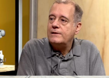 O escritor e professor Paulo Henriques Britto tomou posse na cadeira 30 da Academia Brasileira de Letras, sucedendo Heloisa Teixeira. Tradutor de mais de 120 obras, ele recebeu o fardão de Candido Mendes, oferecido por Margareth Dalcolmo.
