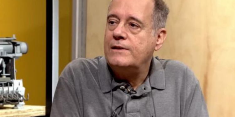 O escritor e professor Paulo Henriques Britto tomou posse na cadeira 30 da Academia Brasileira de Letras, sucedendo Heloisa Teixeira. Tradutor de mais de 120 obras, ele recebeu o fardão de Candido Mendes, oferecido por Margareth Dalcolmo.