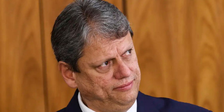 Rui Falcão (PT-SP) solicita ao STF abertura de inquérito contra Tarcísio de Freitas por falas que atacam Alexandre de Moraes e deslegitimam o Judiciário. Governador pode ser investigado por incitação ao crime e tentativa de abolição do Estado Democrático.