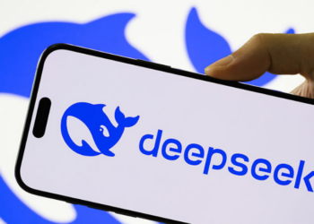 A DeepSeek lançou o modelo DeepSeek-V3.1-Exp com tecnologia inédita de Atenção Dispersa, prometendo avanços no processamento de textos longos. A startup também anunciou corte de 50% nos preços de suas ferramentas.