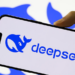 A DeepSeek lançou o modelo DeepSeek-V3.1-Exp com tecnologia inédita de Atenção Dispersa, prometendo avanços no processamento de textos longos. A startup também anunciou corte de 50% nos preços de suas ferramentas.