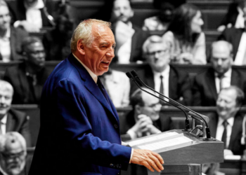 O primeiro-ministro da França, François Bayrou, apresentou sua renúncia após derrota em moção de confiança na Assembleia Nacional. Cortes nos gastos públicos foram o estopim da crise. Macron buscará novo nome para o cargo.
