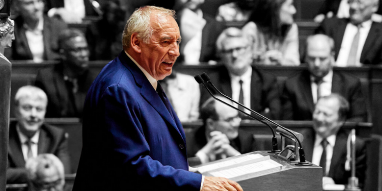 O primeiro-ministro da França, François Bayrou, apresentou sua renúncia após derrota em moção de confiança na Assembleia Nacional. Cortes nos gastos públicos foram o estopim da crise. Macron buscará novo nome para o cargo.