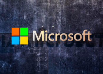 Salesforce, Microsoft e CrowdStrike realizam demissões em massa, justificadas por ganhos de eficiência da inteligência artificial. Especialistas alertam para desigualdades sociais.