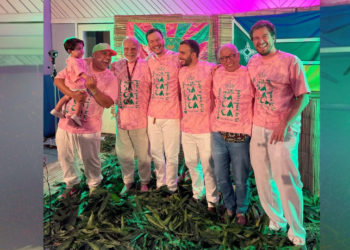 Mangueira homenageará Mestre Sacaca no Carnaval 2026. Samba finalista reúne artistas do Amapá e nomes consagrados da Verde e Rosa em disputa pelo hino oficial.