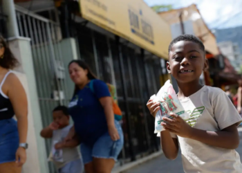 Crianças lotam ruas do Andaraí, no Rio, no Dia de Cosme e Damião. Entre doces, devoção e histórias de fé, a celebração une católicos e religiões afro-brasileiras.