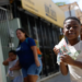Crianças lotam ruas do Andaraí, no Rio, no Dia de Cosme e Damião. Entre doces, devoção e histórias de fé, a celebração une católicos e religiões afro-brasileiras.