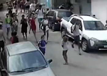 Intenso tiroteio em Curicica (RJ) assustou moradores e expôs disputa entre tráfico e milícia na Comunidade Dois Irmãos. PM reforçou policiamento e houve registro de uma mulher baleada.