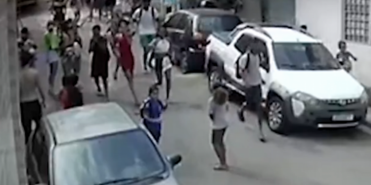 Intenso tiroteio em Curicica (RJ) assustou moradores e expôs disputa entre tráfico e milícia na Comunidade Dois Irmãos. PM reforçou policiamento e houve registro de uma mulher baleada.