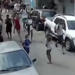 Intenso tiroteio em Curicica (RJ) assustou moradores e expôs disputa entre tráfico e milícia na Comunidade Dois Irmãos. PM reforçou policiamento e houve registro de uma mulher baleada.