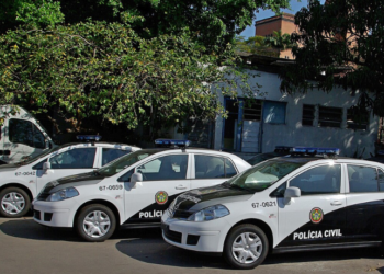 Um policial militar e dois homens foram presos em Barra do Piraí (RJ), acusados de integrar quadrilha especializada em roubos violentos. Grupo usava armas, toucas e uniformes falsos da Polícia Civil.