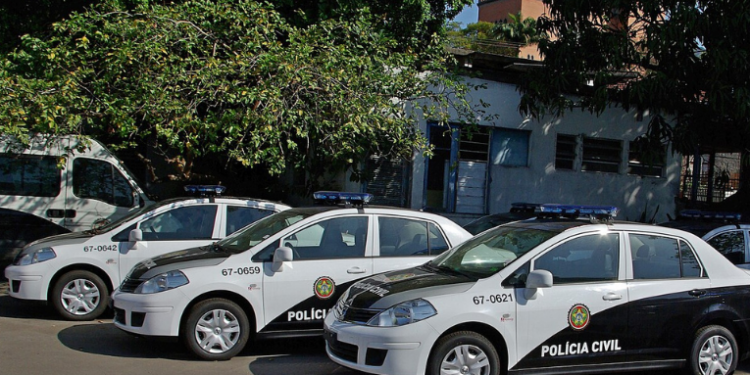Um policial militar e dois homens foram presos em Barra do Piraí (RJ), acusados de integrar quadrilha especializada em roubos violentos. Grupo usava armas, toucas e uniformes falsos da Polícia Civil.