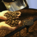 O café brasileiro pode voltar ao mercado norte-americano sem tarifas. Decreto de Trump abre possibilidade de isenção e reunião com Lula pode destravar negociações.