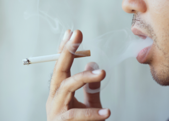 Estudo do Instituto Karolinska aponta que até o fumo ocasional pode elevar o risco de desenvolver diabetes tipo 2, principalmente no subtipo com resistência severa à insulina. Parar de fumar é fundamental na prevenção.