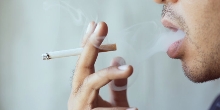 Estudo do Instituto Karolinska aponta que até o fumo ocasional pode elevar o risco de desenvolver diabetes tipo 2, principalmente no subtipo com resistência severa à insulina. Parar de fumar é fundamental na prevenção.