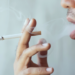 Estudo do Instituto Karolinska aponta que até o fumo ocasional pode elevar o risco de desenvolver diabetes tipo 2, principalmente no subtipo com resistência severa à insulina. Parar de fumar é fundamental na prevenção.