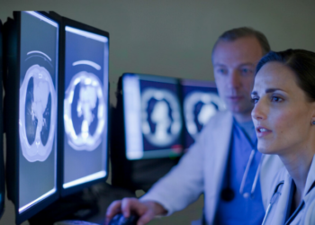 Radex é o novo assistente de IA criado por cientistas russos para auxiliar radiologistas. A ferramenta detecta doenças pulmonares em segundos e integra estratégia nacional de inovação em saúde.
