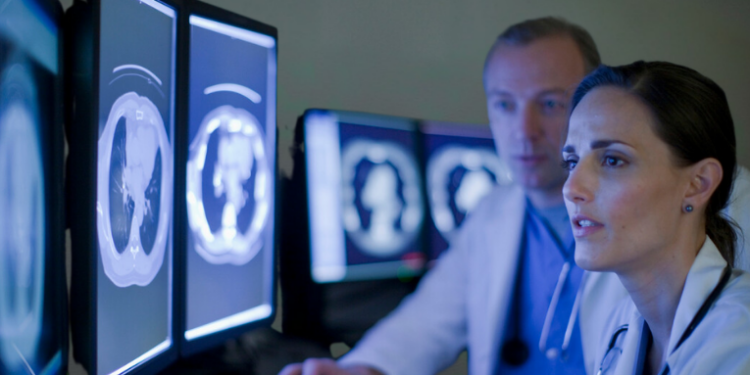 Radex é o novo assistente de IA criado por cientistas russos para auxiliar radiologistas. A ferramenta detecta doenças pulmonares em segundos e integra estratégia nacional de inovação em saúde.