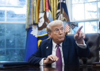 Em postagem no Truth Social, Trump avisa que Chicago descobrirá o motivo de renomear o Pentágono como “Departamento de Guerra”, sinalizando intervenção militar. JB Pritzker o acusa de ser um “aspirante a ditador”.