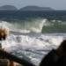 Corpo de Bombeiros realiza buscas intensas para localizar dois adolescentes desaparecidos no mar da Praia do Leme, Rio de Janeiro. Utilização de drones, aeronaves e equipes de resgate continua.