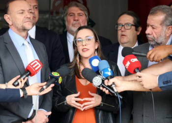 Presidenta do PSOL, Paula Coradi, teve seu visto cancelado após participar de evento nos EUA onde criticou Donald Trump. Boulos classifica medida como tentativa de intimidação política.